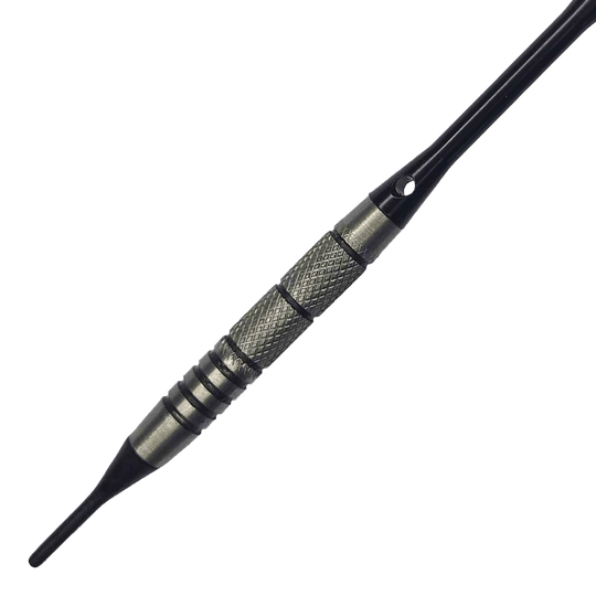 Lotki miękkie McDart 85 Tungsten V9 - 17,5 g Auf dem Bild ist ein McDart 85er Tungsten V9 Softdart mit einem Gewicht von 17,5 g zu sehen. Der Dartpfeil hat eine metallische Griffzone mit feiner Riffelung für besseren Halt.