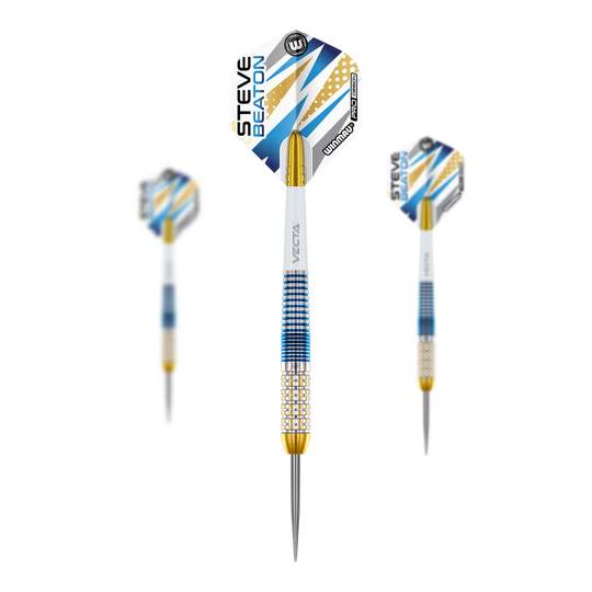 Winmau Steve Beaton Legend Series Steeldarts Das Bild zeigt drei Steeldarts der Marke Winmau aus der Steve Beaton Legend Series. Die Darts haben blaue, weiße und goldene Akzente sowie einen Pfeil mit „Steve Beaton“ Schriftzug auf dem Flight.