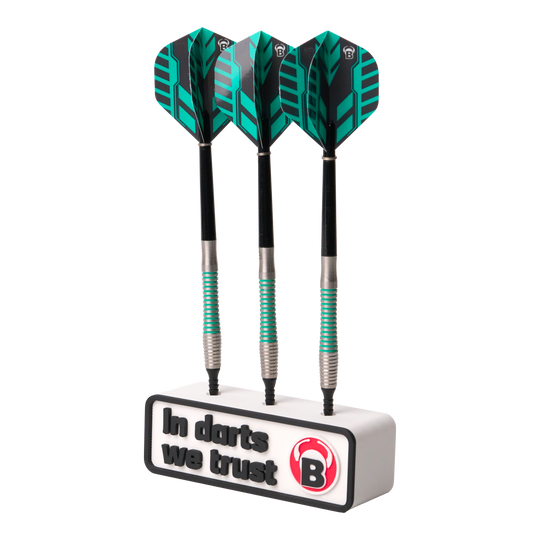 Das Bild zeigt drei Darts, die in einem weißen Halter stecken. Auf dem Halter steht der Text "In darts we trust" zusammen mit einem roten B-Logo.