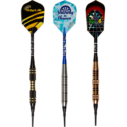 DP03SD_McDart_9er_Softdarts_2 Das Bild zeigt drei verschiedene Softdarts des Produkts "McDart 9er Softdarts". Jeder Dart hat ein einzigartiges Design und unterschiedliche Farben auf Flights und Schäften.