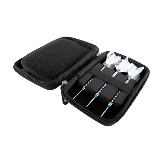 X0611_Red_Dragon_Gerwyn_Price_World_Champion_Dartcase_2 Das Bild zeigt ein geöffnetes Dartcase mit drei Darts, ordentlich in Fächern verstaut. Es handelt sich um das Produkt "Red Dragon Gerwyn Price World Champion Dartcase".