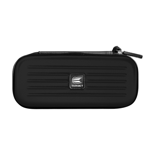 125820_Target_Takoma_Dartwallet_Schwarz_1 Das Bild zeigt eine schwarze Darttasche mit dem Namen "Target Takoma Dartwallet". Die Tasche hat einen Reißverschluss und das Target-Logo auf der Vorderseite.