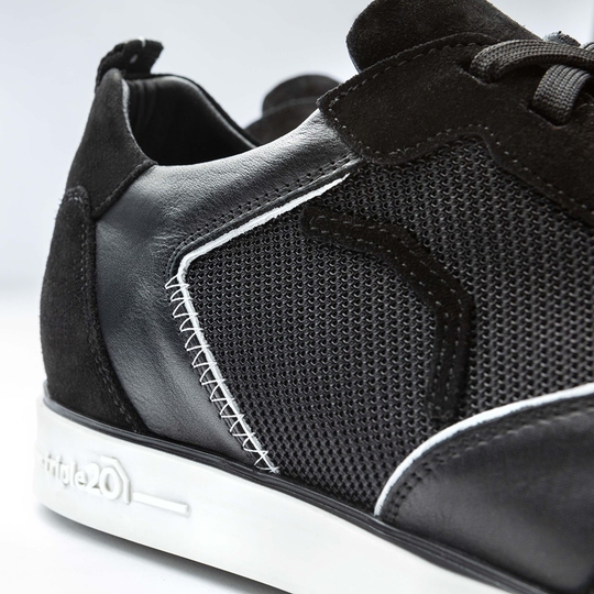 Der Schuh „Triple20 Dartschuhe Textil Leder - Schwarz Weiß“ ist aus schwarzem Textil und Leder gefertigt. Weiße Nähte und eine weiße Sohle setzen dezente Akzente am Design.