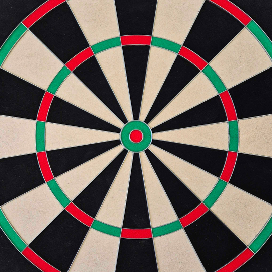 Stalowa tarcza do darta McDart Precision Das Bild zeigt ein McDart Precision Steeldartboard. Die Dartscheibe ist in schwarze, beige, grüne und rote Segmente unterteilt.