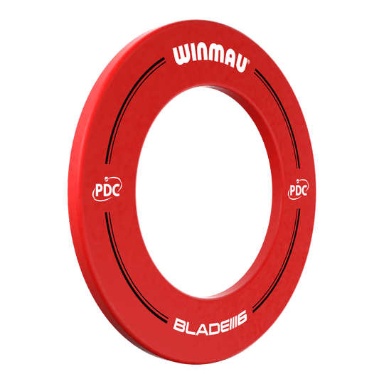 Obudowa tarczy do darta Winmau PDC – czerwona Das Bild zeigt einen roten Dartboard-Surround von Winmau mit der Aufschrift „PDC“ und „BLADE 6“. Der Surround dient dazu, die Wand rund um ein Dartboard vor abprallenden Pfeilen zu schützen.