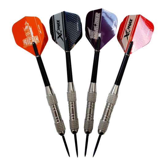 Das Bild zeigt vier Darts aus dem Set „XQMax 21 Darts im Glas“. Die Darts haben verschiedenfarbige Flights und silberne Griffe.