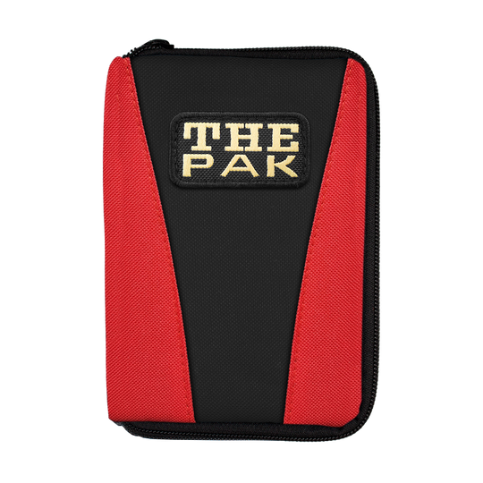 Das Bild zeigt das Produkt "The Pak Multi Dartcase - Rot Schwarz". Es ist ein Dartetui in den Farben Schwarz und Rot mit dem Aufdruck "THE PAK" auf der Vorderseite.