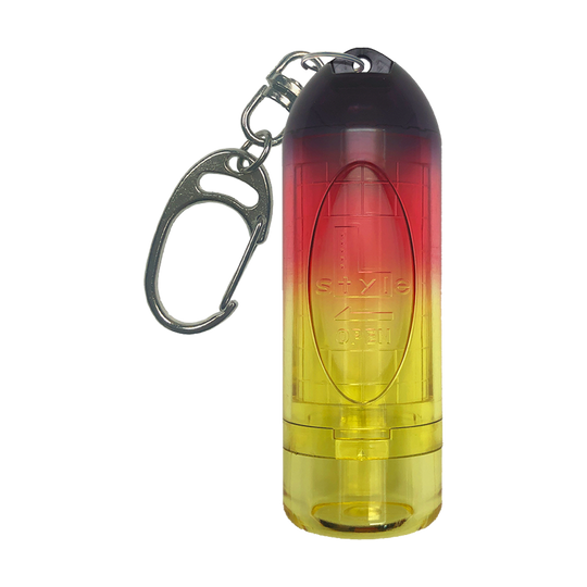 LSF36_L-Style_N9_Lipstock_Tri_Color_Spitzencase_Sunrise_1 Das Bild zeigt das Produkt "L-Style N9 Lipstock Tri Color Spitzencase - Sunrise". Das Etui hat einen Farbverlauf von Schwarz über Rot zu Gelb und ist mit einem Metallkarabiner versehen.