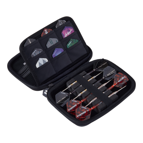 Unicorn Ultra portfel Gary Anderson Dart Das Bild zeigt das Unicorn Ultra Gary Anderson Dartwallet, eine aufklappbare Tasche für Dartzubehör. In der Tasche sind mehrere Dartpfeile und Flights ordentlich verstaut.