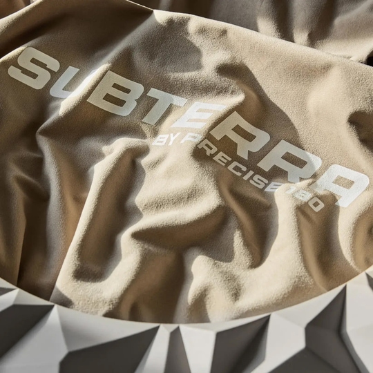 Precyzyjna tarcza do darta 180 3D Subterra Surround - Nordic Grey Das Bild zeigt das Precise 180 3D Dartboard Surround Subterra in der Farbe Nordic Grey. Das Produkt dient als Schutz für die Wand beim Dartspielen.