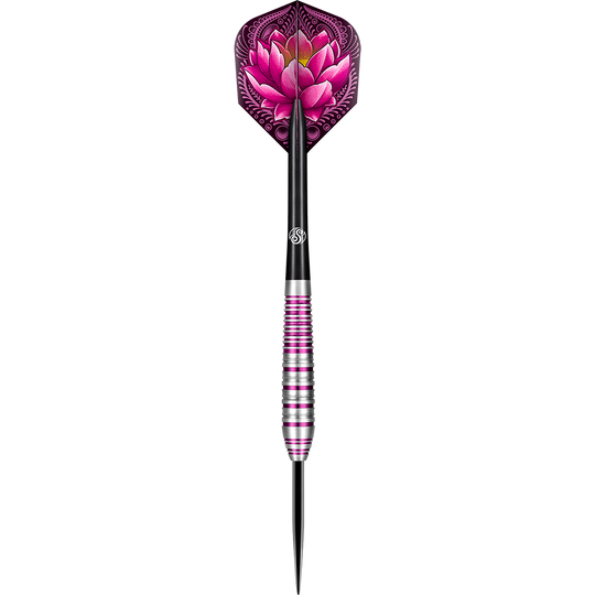 Das Bild zeigt einen Shot ZEN Juji Steeldart mit einem auffälligen pinken Lotusblumen-Design auf dem Flight. Der Dart hat einen silbernen und pinken Ring-Griff und eine schwarze Spitze.