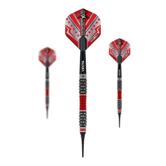 Lotki Winmau Joe Cullen Rockstar Series RS1 Soft Darts - 20g Das Bild zeigt drei Softdarts der Marke Winmau aus der Joe Cullen Rockstar Series RS1 mit einem Gewicht von 20g. Die Darts sind überwiegend in den Farben Schwarz und Rot gestaltet und haben auffällige Flights mit dem Schriftzug "Rockstar".