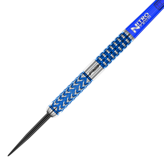 Das Bild zeigt einen stilvollen Steeldart mit blauen und silbernen Akzenten. Der Schaft trägt die Aufschrift „Nitro Tech“ und das Dartdesign ist modern und griffig.