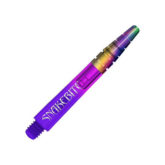 Auf dem Bild ist ein bunter Dart-Schaft in Lila- und Regenbogenfarben zu sehen. Auf dem Schaft steht das Wort "SNAKEBITE" in weißen Buchstaben.