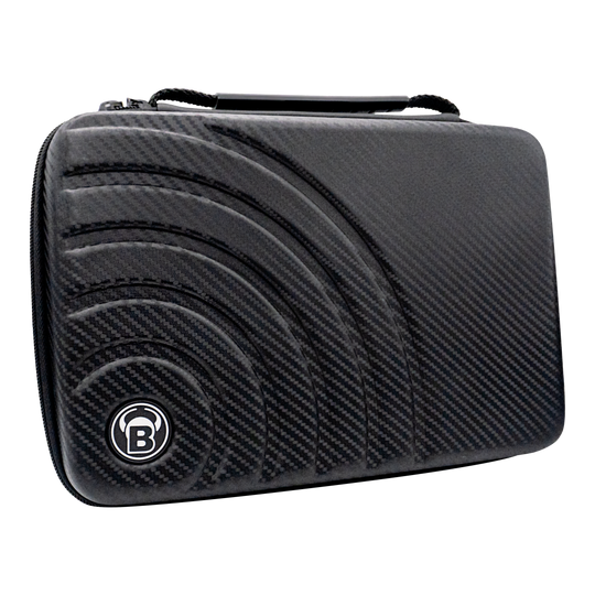 Etui na lotki Bulls Orbis XXL - karbonowo-szare Das Bild zeigt das "Bulls Orbis XXL Dartcase" in Carbongrau. Das Etui hat ein modernes, karbonähnliches Design mit einem eingelassenen Muster und dem Bulls-Logo.