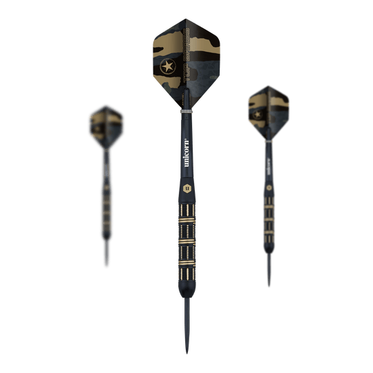 Unicorn Top Brass V3 Steeldarts - 21g Die Abbildung zeigt drei Steeldarts des Modells "Unicorn Top Brass V3" mit einem Gewicht von 21g. Die Darts haben ein schwarzes und goldenes Design mit camouflagegemusterten Flights.