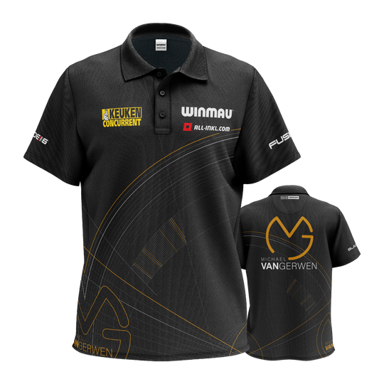 Koszulka polo dart Winmau z limitowanej edycji Das Bild zeigt ein schwarzes Dartshirt mit verschiedenen Sponsorenlogos und dezenten goldenen Linien. Auf der Rückseite steht groß der Name "Michael van Gerwen" zusammen mit einem Logo.