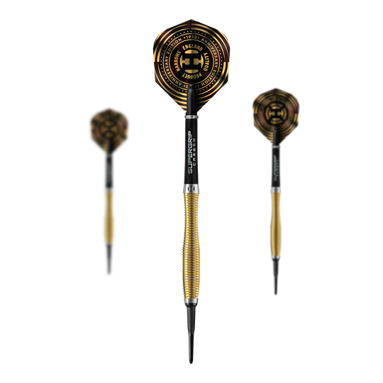 Harrows Anniversary Edition V-Wing Soft Darts - 18g Das Bild zeigt drei gold-schwarze Softdarts der Marke Harrows Anniversary Edition V-Wing mit 18g Gewicht. Die Flights tragen das Harrows-Logo und sind mit einem besonderen Jubiläumsdesign verziert.