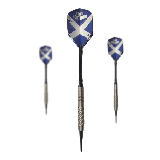 Lotki miękkie McDart 85 Tungsten V4 - 16g Das Bild zeigt drei Softdarts des Produkts "McDart 85er Tungsten V4" mit einem Gewicht von 16g. Die Flights sind blau mit einem weißen Kreuz und der Aufschrift "Team Scotland" gestaltet.