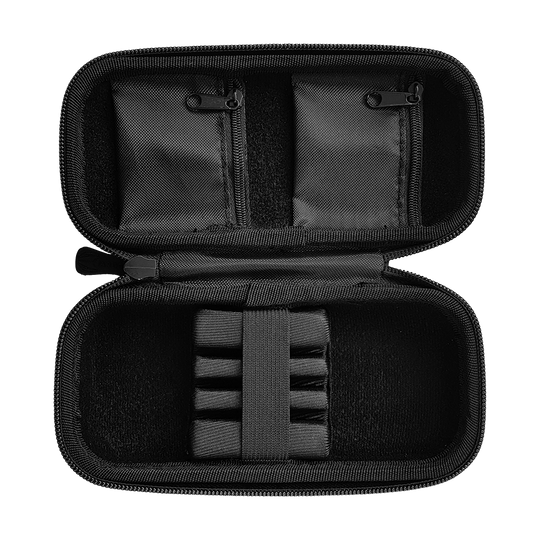 _Target_Takoma_Dartwallet_OPEN Das Bild zeigt das geöffnete Target Takoma Dartwallet in schwarzer Farbe. Im Inneren befinden sich Fächer mit Reißverschlüssen und elastische Halterungen für Dartzubehör.