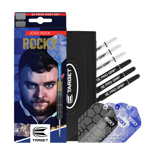 Lotki Target Josh Rock Brass Steel Darts - 22g Das Bild zeigt das Produkt "Target Josh Rock Brass Steeldarts - 22g" mit Verpackung, Dartpfeilen und Zubehör. Das Set enthält mehrere Flights und Schäfte sowie ein Etui.