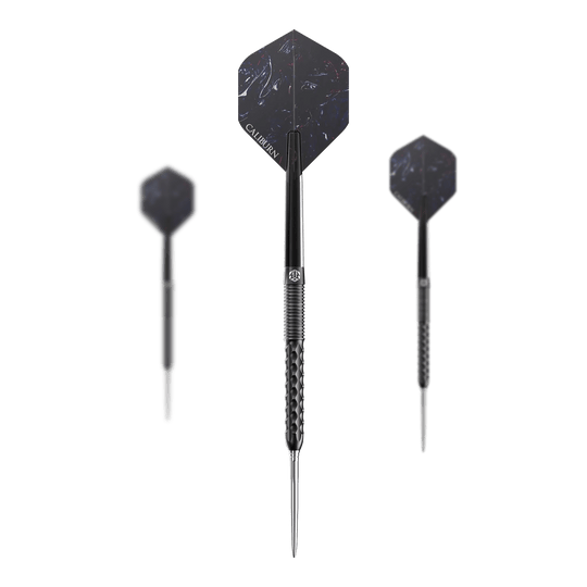 Das Bild zeigt drei Steeldarts des Produkts "Caliburn Sword S1". Die Darts haben eine dunkle Farbe mit hexagonalen Flights und einem strukturierten Griff.