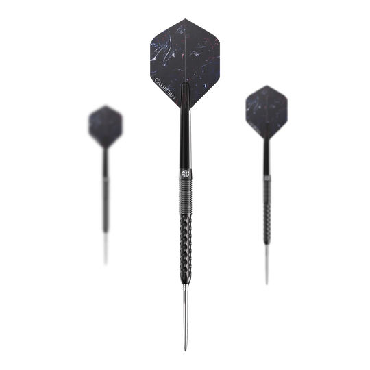 Stalowe lotki Caliburn Sword S1 Das Bild zeigt drei Steeldarts des Produkts "Caliburn Sword S1". Die Darts haben eine dunkle Farbe mit hexagonalen Flights und einem strukturierten Griff.