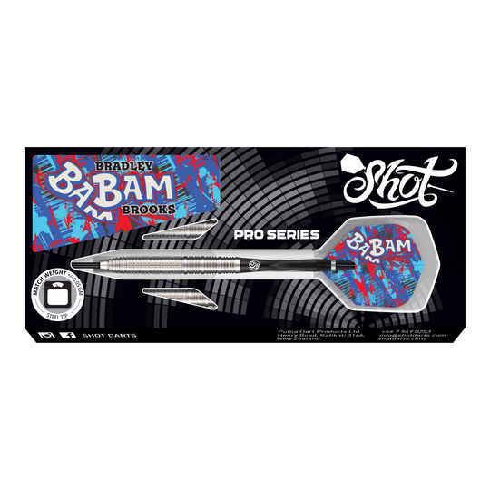 Das Bild zeigt die Shot Pro Series Bradley Brooks GEN2 Steeldarts mit einem Gewicht von 23g. Die Darts haben bunte Flights mit der Aufschrift "Bam Bam" und sind in einer schwarzen Verpackung präsentiert.