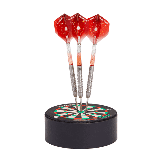 79465_Unicorn_Dart_Station_Dartst-nder_1 Das Bild zeigt den Unicorn Dart Station Dartständer mit drei roten Darts. Die Darts stecken aufrecht in einer runden Basis, die wie eine kleine Dartscheibe gestaltet ist.