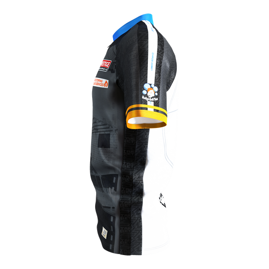 Koszulka do darta Target Coolplay Chris Dobey 2025 Das Bild zeigt das "Target Coolplay Chris Dobey 2025 Dartshirt" aus seitlicher Ansicht. Das Shirt hat ein modernes Design mit schwarzen und weißen Bereichen sowie bunten Akzenten und Sponsorenlogos.