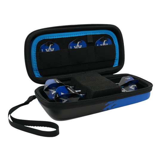 Pokrowiec na rzutki Bulls Orbis S Jermaine Watttimena Das Bild zeigt das Bulls Orbis S Jermaine Wattimena Dartcase, das geöffnet ist. Im Inneren befinden sich blaue Darts und mehrere Dartflights ordentlich verstaut.