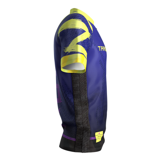 Koszulka do darta Target Luke Littler 2026 Das Bild zeigt das Target Luke Littler Dartshirt 2026. Es handelt sich um ein modernes Dartshirt für sportliche Aktivitäten.