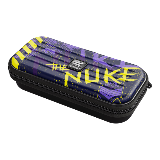 Etui na lotki Target Takoma Luke Littler Das Bild zeigt das Dartcase "Target Takoma Luke Littler" in dunklem Design mit gelben und violetten Akzenten. Auf dem Etui steht auffällig das Wort "NUKE" sowie der Name "Luke Littler".