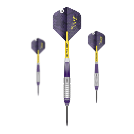 Lotki ze stali mosiężnej Target Luke Littler - 22 g Das Bild zeigt drei Steeldarts mit violett-gelbem Design und der Aufschrift "THE NUKE" auf den Flights. Es handelt sich um das Produkt „Target Luke Littler Brass Steeldarts - 22g“.