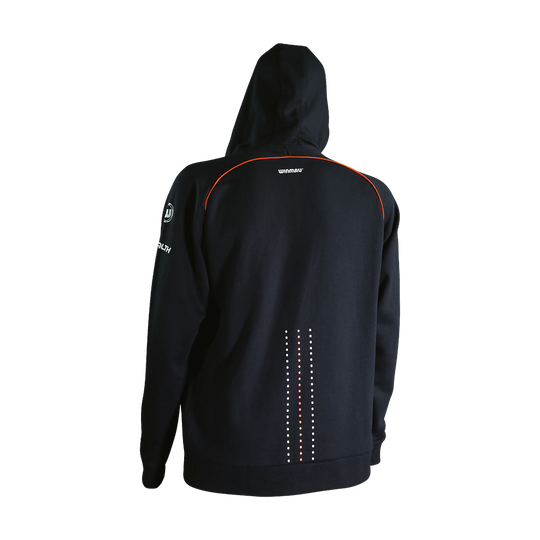 8418_Winmau_Pro-Line_Blade6_Hoodie_Kaputzenjacke_2 Die Abbildung zeigt die Rückseite einer schwarzen Winmau Pro-Line Blade 6 Kapuzenjacke. Auf dem Rücken sind orangene und weiße Akzente sowie das Winmau-Logo zu sehen.