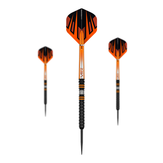 Rzutki stalowe Red Dragon Amberjack Pro 1 Das Bild zeigt drei Steeldarts des Produkts „Red Dragon Amberjack Pro 1“. Die Darts sind überwiegend schwarz und orange gestaltet und haben eine moderne, sportliche Optik.