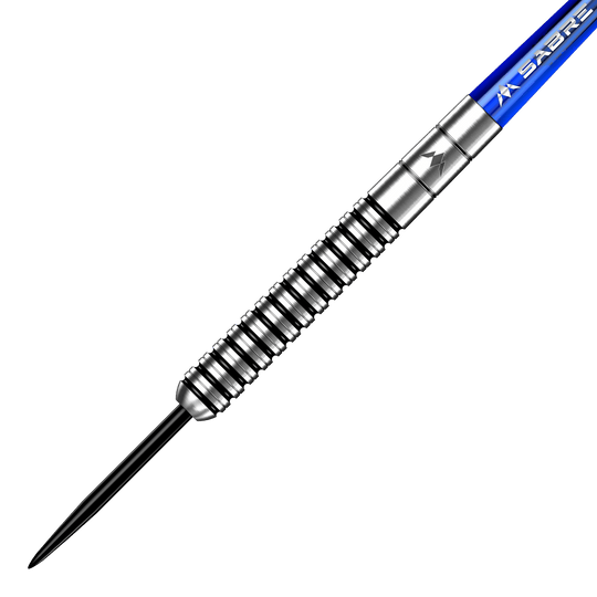Das Bild zeigt einen Mission Lee Evans Black Electro Steeldart mit einem schwarzen, geriffelten Barrel und einer spitzen Stahlspitze. Der Schaft ist blau und mit der Aufschrift "SABRE" versehen.