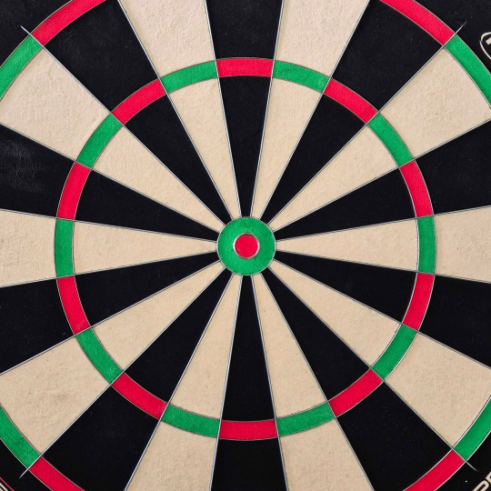 Stalowa tarcza do darta Winmau Blade X ProCore Hier ist das Winmau Blade X ProCore Steeldartboard abgebildet. Die Dartscheibe eignet sich besonders für Profi-Dartspiele.