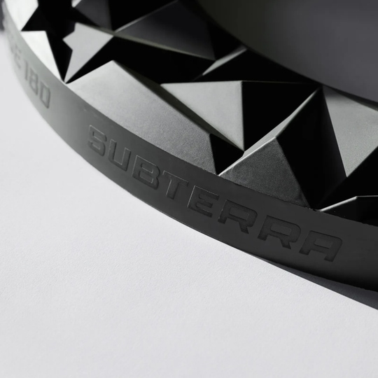 Precyzyjna tarcza do darta 180 3D Subterra Surround - grafitowa Das Precise 180 3D Dartboard Surround Subterra - Graphite ist auf dem Foto zu sehen. Diese Umrandung eignet sich ideal für Dartliebhaber.