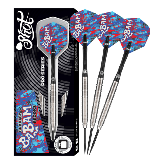 Das Bild zeigt das Produkt "Shot Pro Series Bradley Brooks GEN2 Steeldarts - 23g" in seiner Verpackung. Drei silberne Steeldarts mit bunten Flights und der Aufschrift "Ba BAM" sind abgebildet.