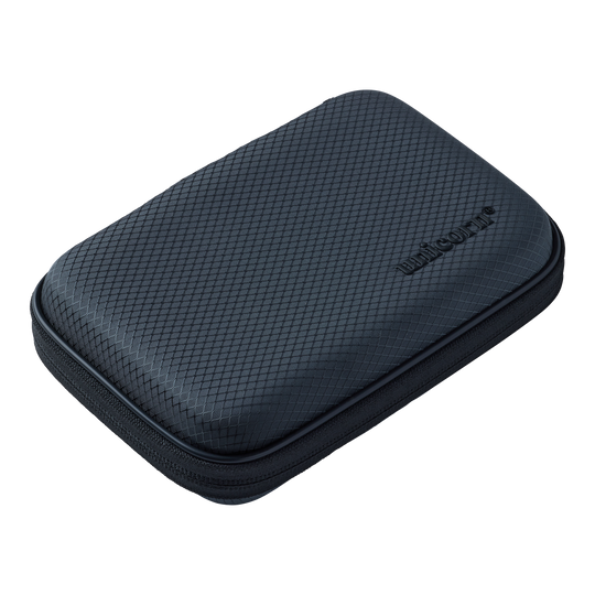 Abgebildet ist das Unicorn Vanguard Medium Dartcase in Grau. Es bietet ausreichend Platz für mittelgroßes Dartzubehör.