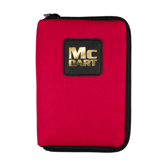712_McDart_Tasche_Klein_Rot_1 Auf dem Bild ist eine kleine, rote McDart-Tasche zu sehen. Sie hat einen schwarzen Reißverschluss und ein schwarzes Logo mit goldener Schrift auf der Vorderseite.