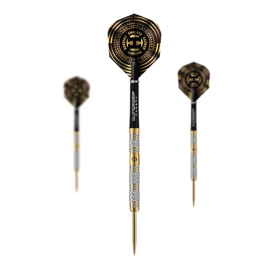 Harrows Anniversary Edition Magnum Steeldarts Das Bild zeigt drei hochwertige Steeldarts mit goldenen und silbernen Akzenten sowie schwarzen Flights. In der Mitte steht ein Dart mit der Aufschrift "Supergrip" und einem besonderen Jubiläumsdesign.