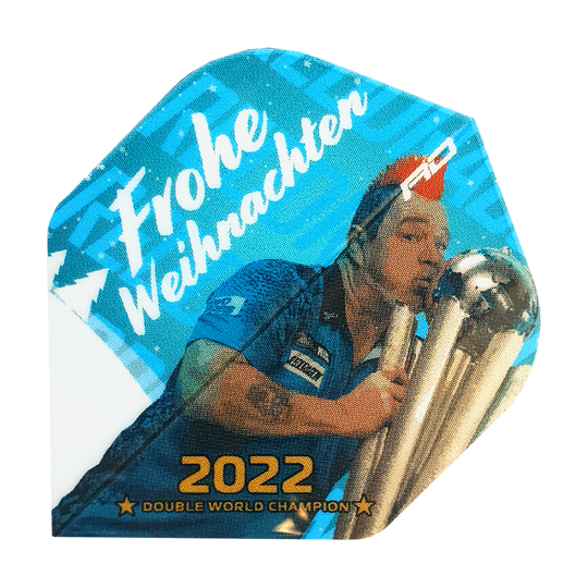 WF-6_Red_Dragon_Merry_Christmas_Flights_Snakebite_2022_1nUPh0sjpuoWUx Auf dem Bild ist ein Dart-Flight mit dem Aufdruck "Frohe Weihnachten" zu sehen. Es zeigt einen Dartspieler, der einen Pokal küsst, und darunter steht "2022 Double World Champion".