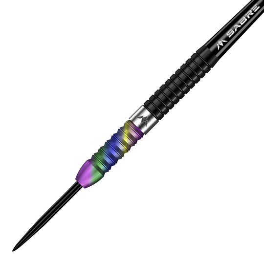 Misja Matt Edgar Steeldarts Das Bild zeigt einen Mission Matt Edgar Steeldart mit einem bunten, regenbogenfarbenen Griff. Der Dart hat ein schwarzes Schaftstück und eine scharfe Spitze.