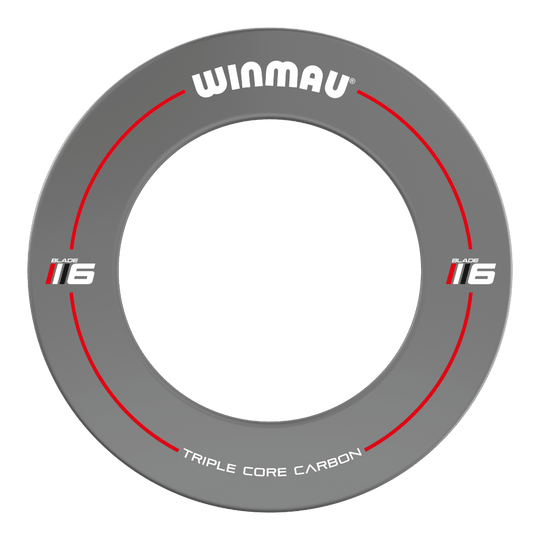 Winmau Blade 6 Design Dartboard Surround - Grau Das Bild zeigt einen grauen Dartboard-Surround der Marke Winmau mit der Aufschrift "Blade 6". Auf dem Surround stehen außerdem die Worte "Triple Core Carbon" und rote Linien sind als Designelemente eingearbeitet.