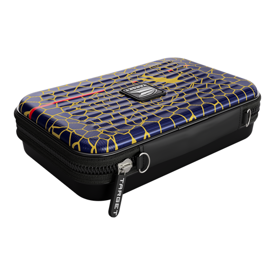 Dies ist das Target Takoma Josh Rock XL Dartcase. Das Etui hat ein auffälliges Design mit blauen, gelben und roten Mustern sowie einem Reißverschluss.