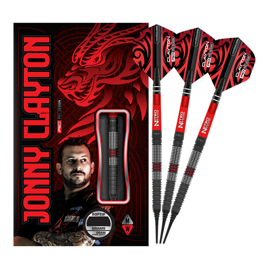 Miękkie rzutki Red Dragon Jonny Clayton Hiraeth - 20g Das Bild zeigt das Produkt „Red Dragon Jonny Clayton Hiraeth Softdarts - 20g“ mit drei roten und schwarzen Softdarts neben der Verpackung. Auf der Verpackung ist ein Porträt von Jonny Clayton sowie ein roter Drachen zu sehen.
