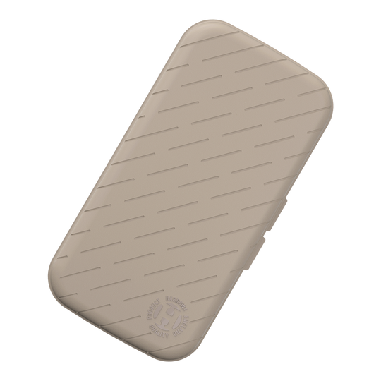 Die Abbildung zeigt ein schlankes Dart-Etui in steingrauer Farbe. Die Oberfläche ist mit schrägen Linien und einem geprägten Logo verziert.