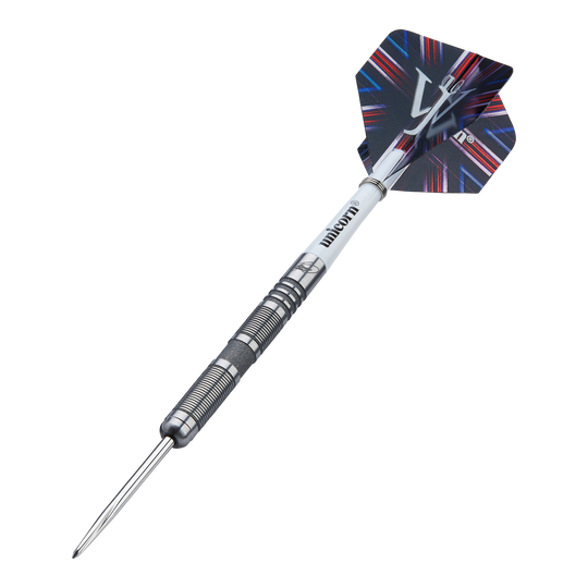 Unicorn James Wade The Machine Range Phase 4 Steeldarts Auf dem Bild ist ein Steeldart der Marke Unicorn aus der James Wade The Machine Range Phase 4 zu sehen. Der Dart hat ein silbernes, geriffeltes Barrel und einen schwarz-blauen Flight mit auffälligem Muster.